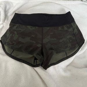 Lululemon Green Camo 2.5 inch Speed Up Shorts Size 6